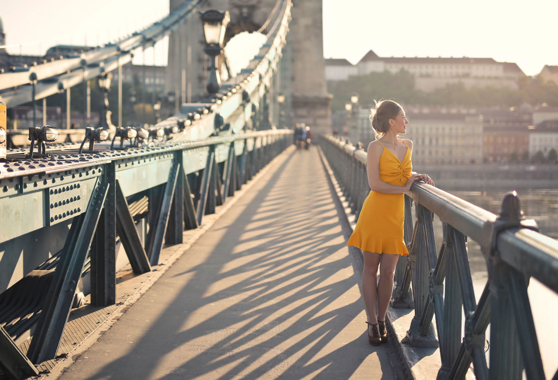 junge frau geht auf die brucke budapest